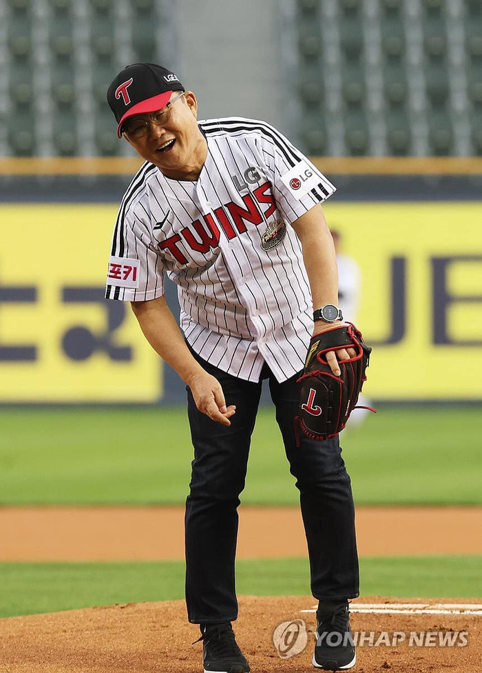 HLV Park Hang Seo vui vẻ khi tham dự một trận bóng chày. Có thể thấy HLV Park Hang Seo hạnh phúc sau khi chia tay tuyển Việt Nam.