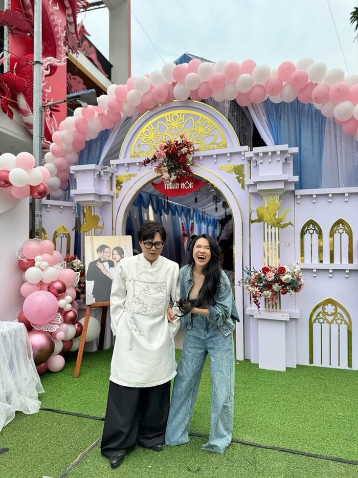 Viên Vibi từng bỏ hết công việc, bay ra tận Hải Phòng để mưng đám cưới Phạm Thoại