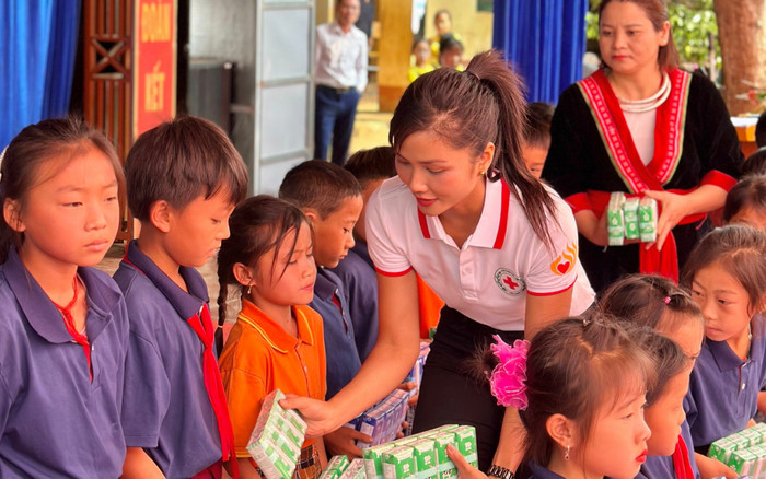 H'Hen Niê vào bếp nấu ăn cho học sinh ở Điện Biên Ảnh 2