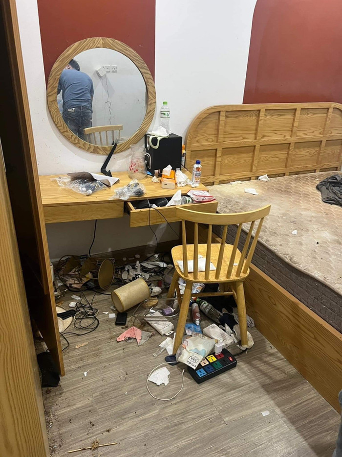 Từ phòng khách, phòng ngủ đến khu vực vệ sinh, nơi nào cũng cực kỳ bẩn thỉu.  Ảnh: My Van