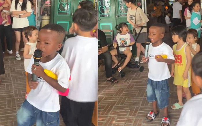 Lôi Con tự tin hát 'Cắt đôi nỗi sầu' tại cửa hàng ở Việt Nam, người xung quanh không thể rời mắt Ảnh 2