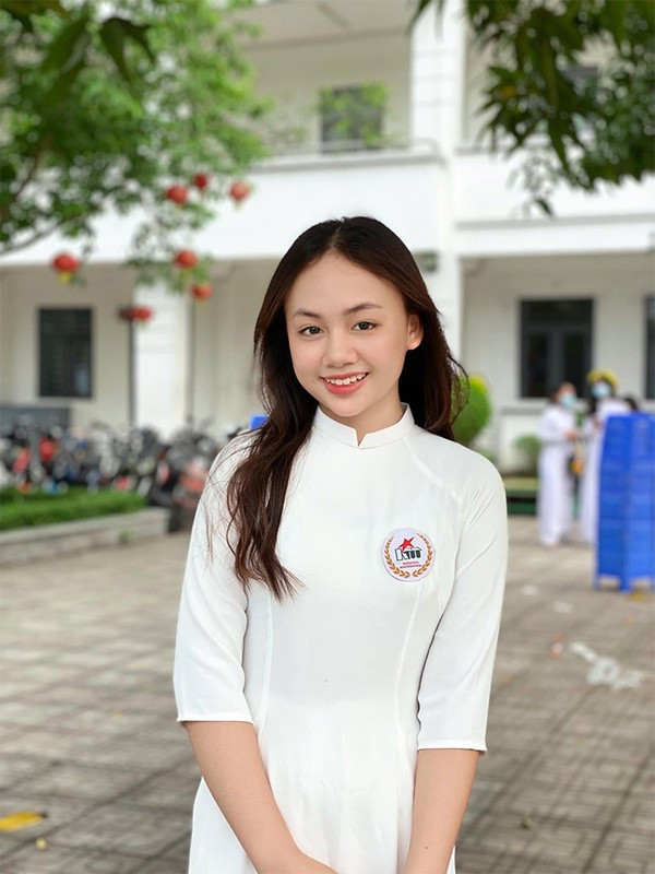 Hồng Nhung được khen ngợi với gương mặt thanh toát cùng nụ cười ngọt ngào.