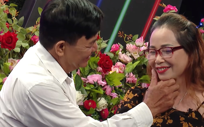 Người đàn ông 2 đời vợ đi hẹn hò, mạnh dạn hôn đằng gái lem cả môi son Ảnh 2