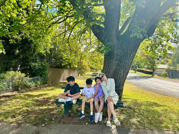 Cô cho biết mình chỉ sang đây sống một thời gian để ổn định việc du học cho các con.