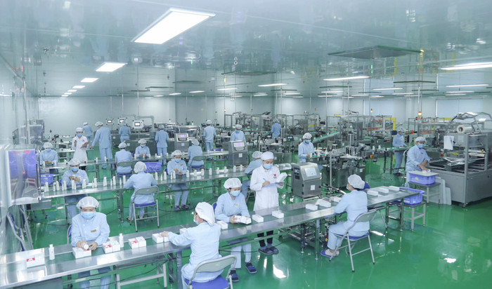 Nam Em và bạn trai có đội ngũ sản xuất đông đảo ở phía sau. Ảnh: FBNV