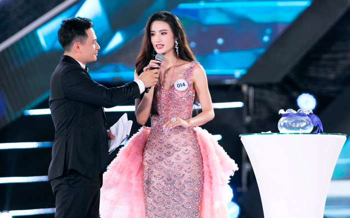 Hoa hậu Ý Nhi nói tiếng Anh: Được khen ngợi nhưng phải nỗ lực nhiều khi thi Miss World Ảnh 2