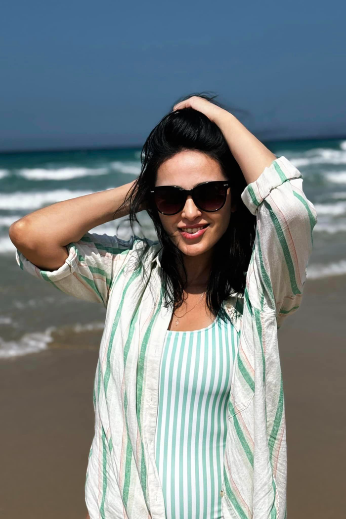 Dù là người ngoại quốc, mẹ vợ của Bùi Tiến Dũng vẫn diện đồ gợi cảm chừng mực, đúng với lứa tuổi. Bà chọn mặc thêm áo sơ mi  'ton-sur-ton' bên ngoài để tránh ánh nắng, vừa che chắn được những vùng lộ da thịt. 