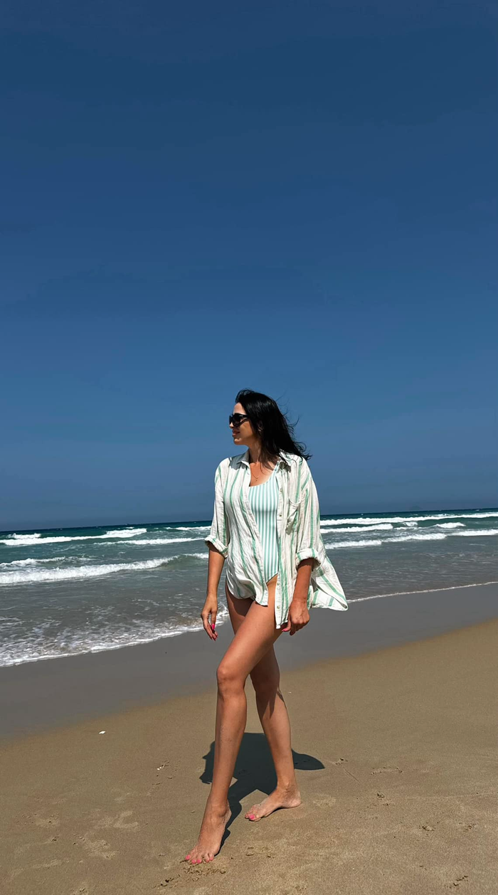 Loạt ảnh của mẹ vợ Bùi Tiến Dũng được chụp trong chuyến nghỉ dưỡng gần nhất của gia đình nam cầu thủ tại Cam Ranh. Dù đã có cháu ngoại, bà vẫn tự tin diện bikini ở tuổi xế chiều. Đặc biệt, mẫu áo tắm này là trang phục đôi với con gái Dianka.