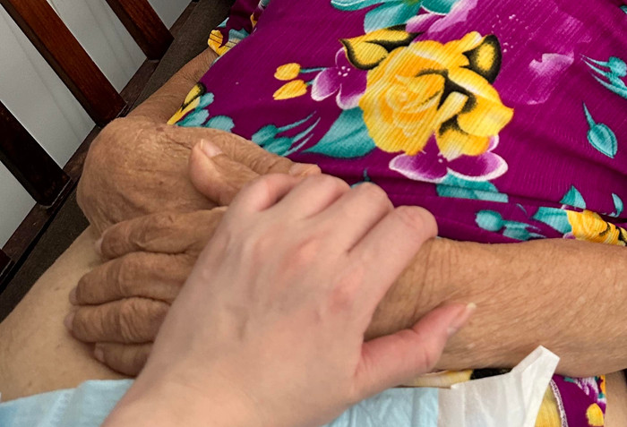 Cô bày tỏ đau buồn khi bà ngoại không thể nhìn thấy mặt cháu cố.