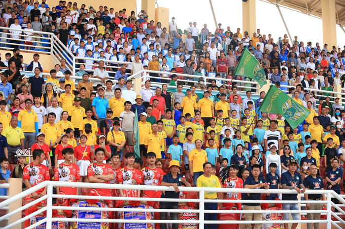 Hình ảnh đầy sắc màu trên sân Kon Tum có lẽ là niềm mơ ước của nhiều đội bóng. Ảnh: Kon Tum FC