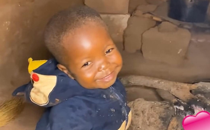 Hình ảnh Lôi Con ngày đầu tiên gặp Quang Linh Vlogs khiến dân tình 'thương ơi là thương' Ảnh 2