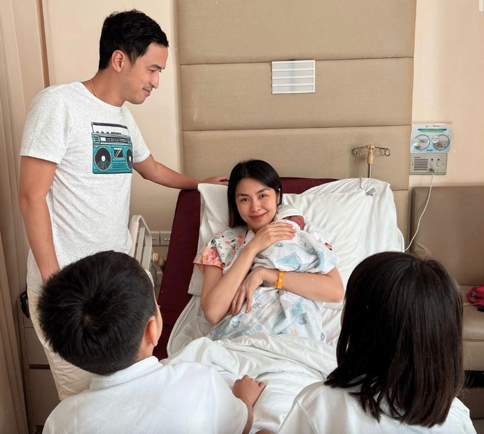 Ở 3 lần mang thai, Hà Tăng vô cùng kín tiếng. Đến thời điểm hiện tại, 'Ngọc nữ' vẫn giữ nguyên tắc không công khai diện mạo chính diện của các con.&nbsp;