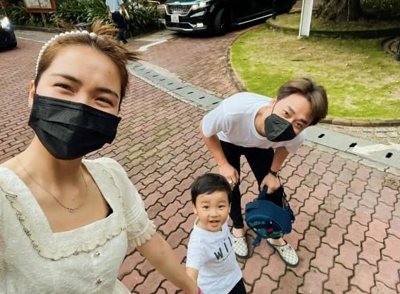 Hậu tan vỡ, Hoà Minzy cùng thiếu gia Minh Hải vẫn giữ mối quan hệ tốt để chăm sóc con trai chung.&nbsp;