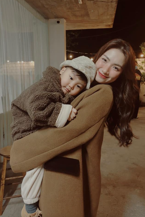 Hoà Minzy từng thông báo tạm ngưng hoạt động nghệ thuật. 2 năm sau đó, nữ ca sĩ công khai hình ảnh quý tử Bo.&nbsp;