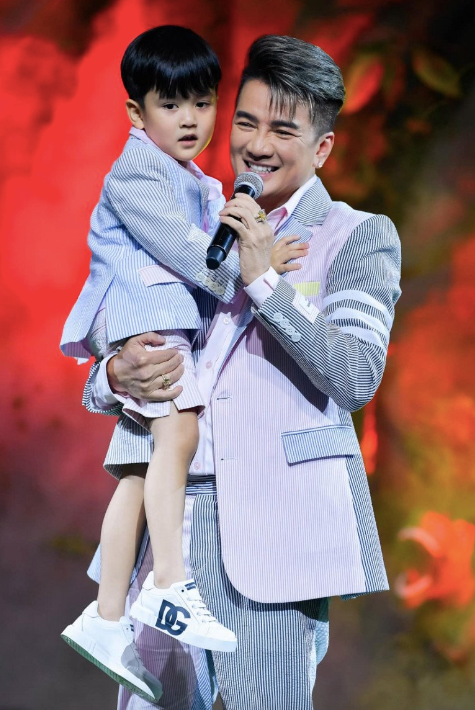 Đàm Vĩnh Hưng công khai có con trai vào tháng 10/2022. Nhóc tỳ sở hữu vẻ ngoài điển trai, được nhận xét là 'bản sao' của nam ca sĩ.&nbsp;