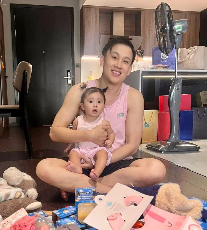 Dương Triệu Vũ từng ngăn cản Bảo Anh có con, thế nhưng khi bé Misumi chào đời, nam ca sĩ cho biết: 'Misumi là một lựa chọn tỉnh táo của Bảo Anh khi mang vào cuộc đời này'.&nbsp;