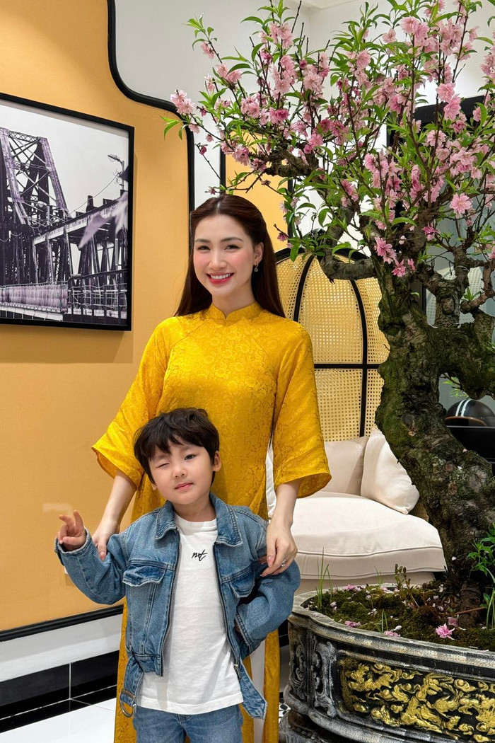 Quý tử nhà Hoà Minzy sở hữu vẻ ngoài điển trai và vô cùng thông minh, hiểu chuyện.&nbsp;