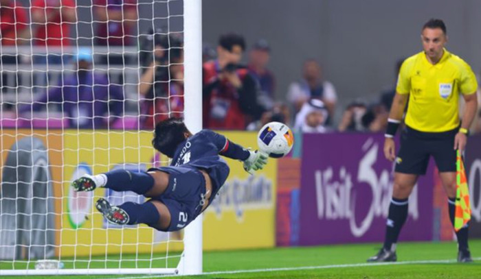  Thủ môn U23 Indonesia có hai lần cả phá thành công giúp đội nhà hạ Hàn Quốc. Ảnh: AFC