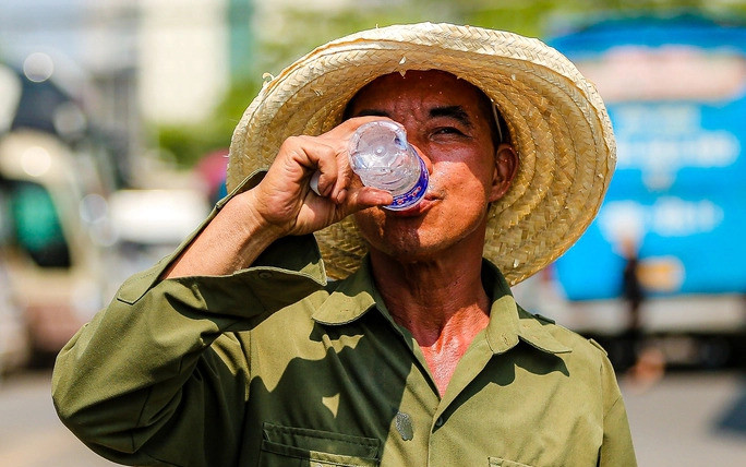 Kỳ nghỉ 30/4 - 1/5 năm nay, cả nước nắng nóng chưa từng có Ảnh 2