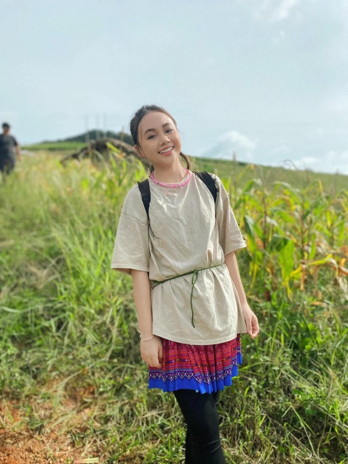 Hồng Nhung nay đã ra dáng thiếu nữ xinh đẹp.