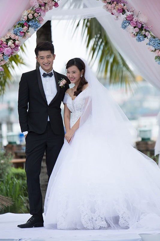 Trong phim điện ảnh 4 năm, 2 chàng, 1 tình yêu, Midu mặc chiếc váy cưới bồng bềnh đứng cạnh 'chú rể' Harry Lu