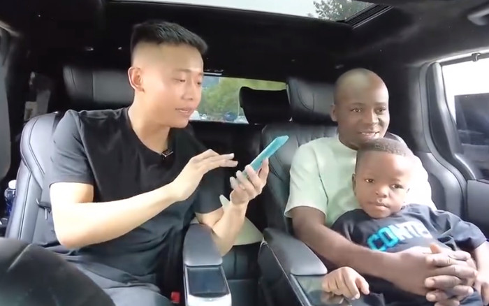 Bố con Lôi Con được Quang Linh Vlogs tặng món quà đặc biệt Ảnh 2