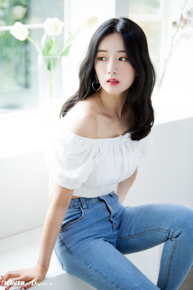 Bomi (APINK) hẹn hò với nhà sản xuất âm nhạc Rado. 