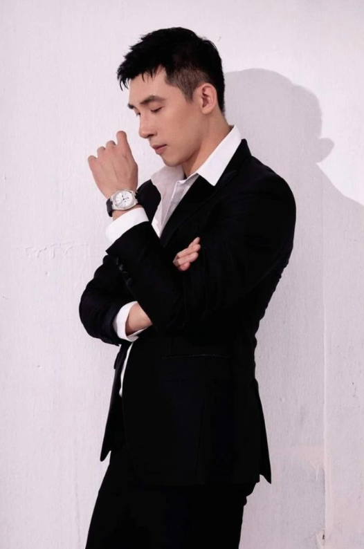 Chồng sắp cưới của Midu sở hữu vẻ ngoài điển trai cùng gia thế 'không phải dạng vừa'.