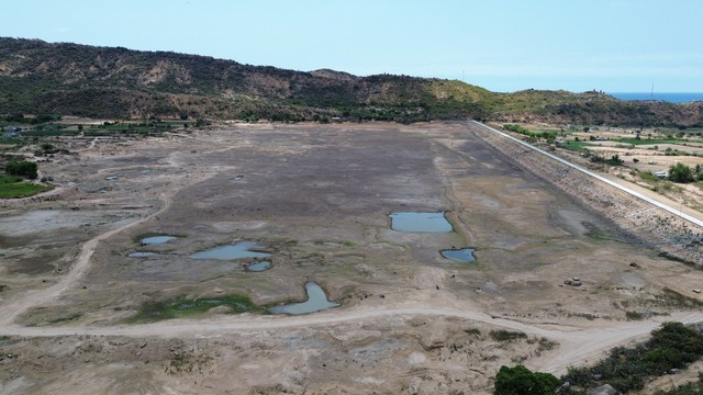 Hồ nước cạn trơ đáy (Ảnh: SKCĐ)