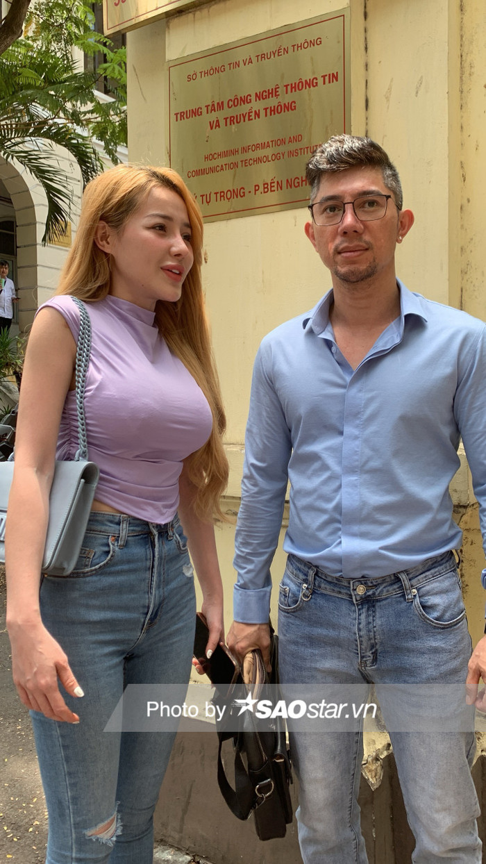 Ngân 98 trả lời phỏng vấn với báo chí.