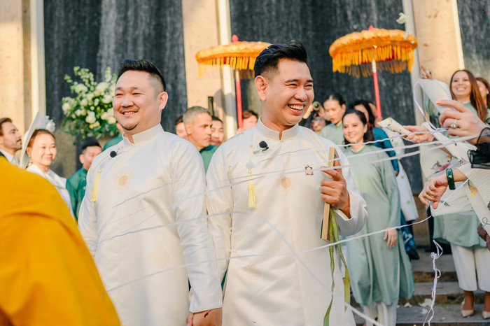 Lễ cưới được tổ chức theo nghi thức truyền thống kết hợp với nét hiện đại phương Tây.