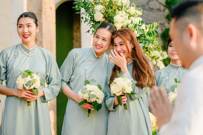 Ngọc Quyên (bìa trái) làm phù dâu trong lễ cưới của người anh thân thiết.