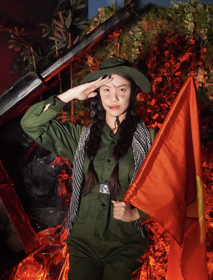  Trong video, Kim Duyên lần lượt hóa thân thành 6 nhân vật là chiến sĩ bộ đội, nữ chiến sĩ hải quân, người mẹ Việt nam anh hùng, nữ thanh niên xung phong, nữ sinh diện áo dài trắng và hình ảnh một nàng hậu đại diện cho người truyền cảm hứng đến giới trẻ. Từng nhân vật đều được Kim Duyên hóa thân nhập tâm với trang phục, kiểu tóc, hóa trang kỹ lưỡng.