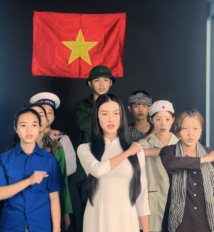 Những ngày vừa qua, loạt video biến hình trên nền bài hát 'Khát vọng tuổi trẻ' khiến netizen thích thú, bình luận sôi nổi. Một trong những nghệ sĩ Việt bắt trend 'hót hòn họt' này sớm nhất chính là Á hậu Siêu quốc gia - Kim Duyên.