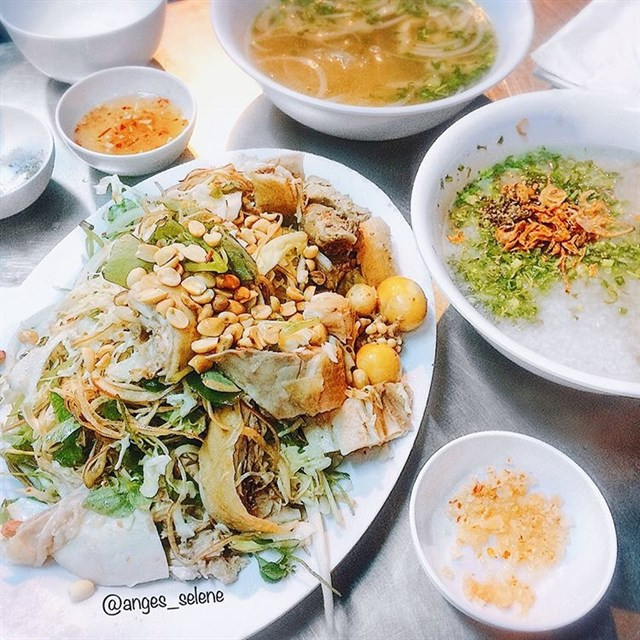 Thực khách mê tít các món gà tại quán Bảo Anh.