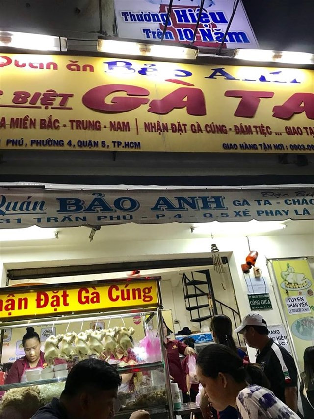 Quán cơm gà của Bảo Anh nằm ngay góc ngã tư Lê Hồng Phong – Trần Phú đã trở thành điểm đến yêu thích của nhiều bác tài tại TP.HCM. Quán gà cũng tên là Bảo Anh.