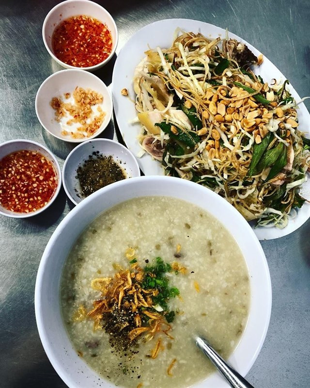 Món gỏi gà đặc trưng tại quán.