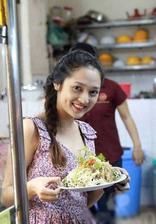 Bảo Anh thời còn cùng mẹ quản lý quán cơm gà nức tiếng.