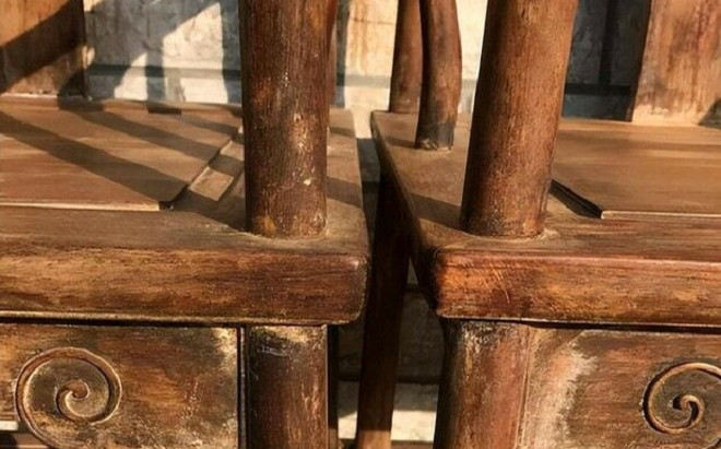 Nhặt được 2 chiếc ghế cũ, cụ ông không ngờ 'vớ đẫm' 80 tỷ đồng Ảnh 2