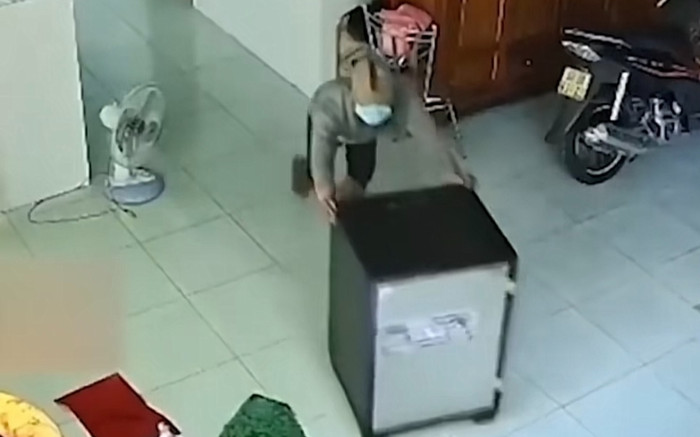 Hì hục phá két sắt, tên trộm bất ngờ khi thấy đồ bên trong Ảnh 2