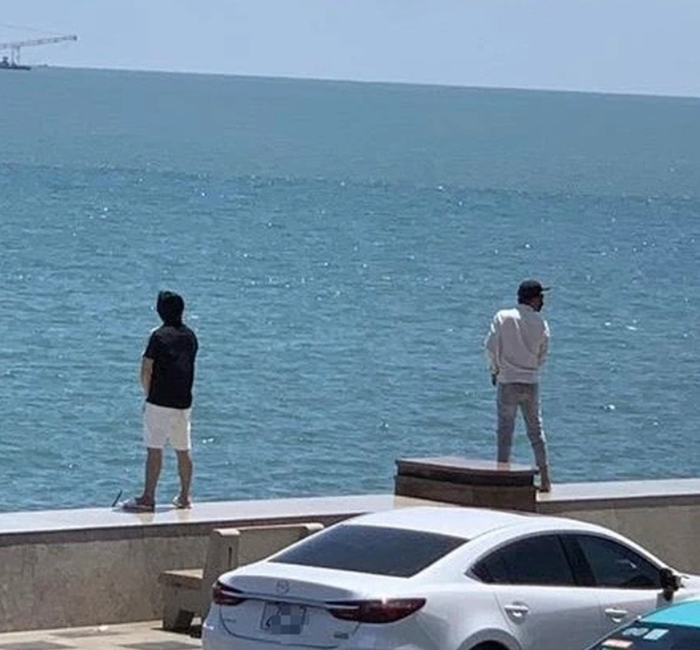 Hình ảnh 2 du khách có hành vi xấu xí ngay trên kè biển ở TP Vũng Tàu 