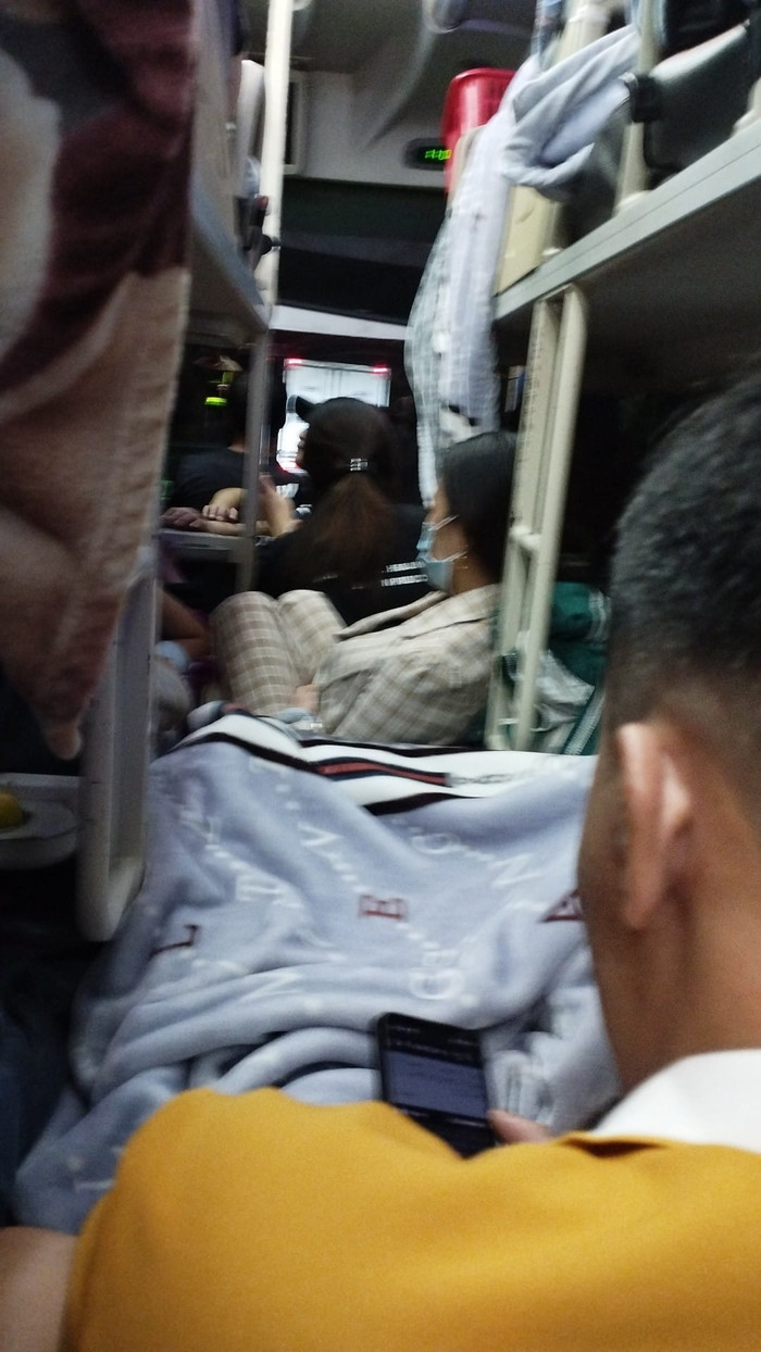 Người dân chen chúc nhau trên xe để về quê nghỉ lễ khiến ai xem cũng sợ