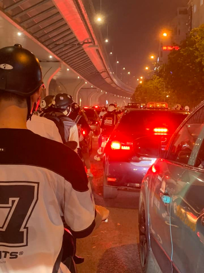 Cảnh người xe nối đuôi nhau chờ đợi khiến nhiều người ngán ngẩm.  