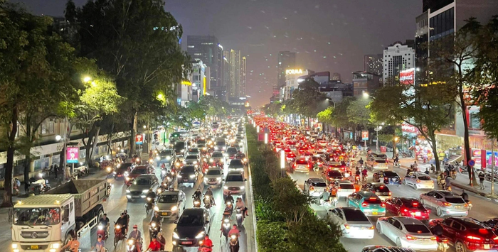 Đường Trần Duy Hưng tối 26/4, giao thông ùn tắc cả 2 chiều