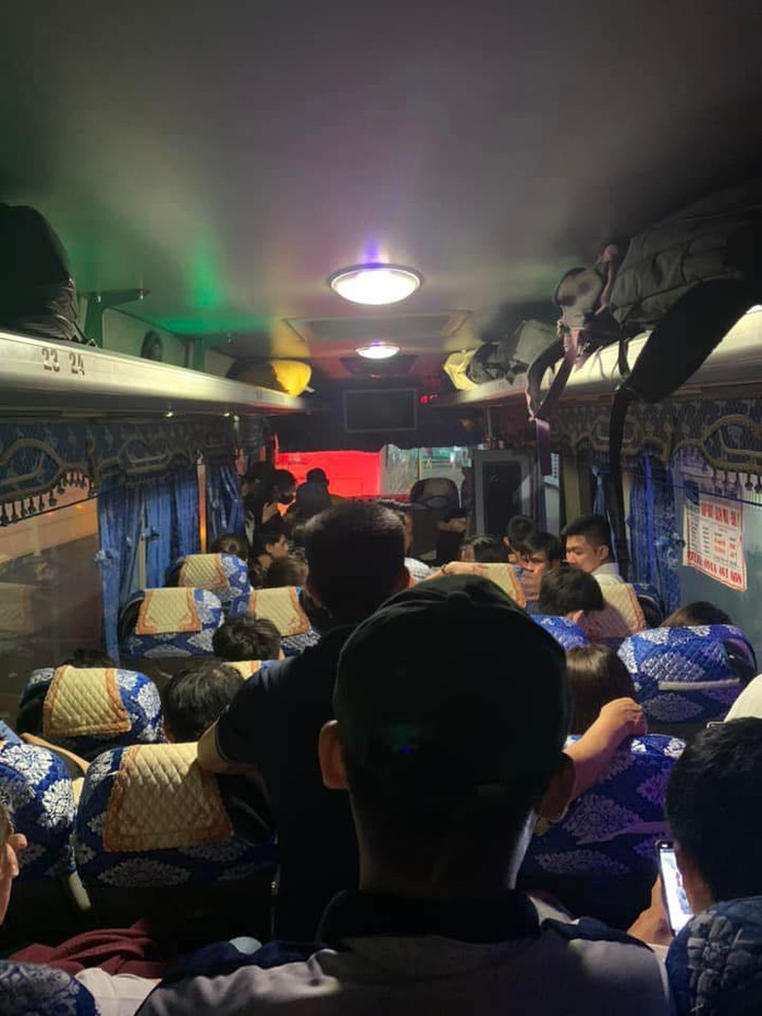 Tình hình ngồi trên xe khách cũng không khá khẩm là bao 