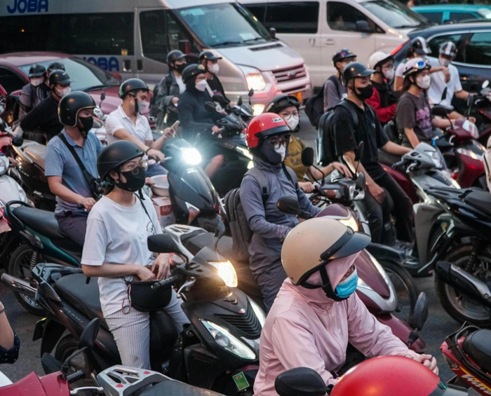 Từ 16h ngày 26/4, các cửa ngõ ra vào thủ đô Hà Nội đã bắt đầu xảy ra tình trạng ùn tắc. Tại khu đô thị Tây Hồ Tây (quận Tây Hồ, Hà Nội). Tại đường Võ Chí Công chiều hướng ra sân bay Nội Bài đi về các tỉnh phía Bắc, ô tô xếp hàng dài trên tuyến đường rộng 4 làn xe. Nhiều người đi xe máy còn phải leo lên vỉa hè để tránh ùn tắc.