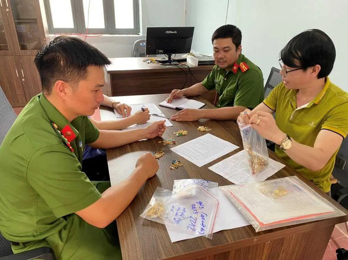 Lực lượng chức năng trao trả vàng cho chủ tiệm vàng