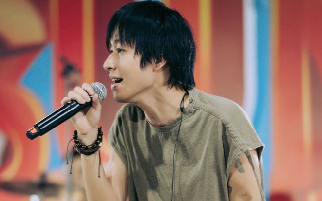 Nam ca sĩ liên tục đăng tải loạt trạng thái lạ, vướng 'bão' chỉ trích vì 1 hành động Ảnh 2