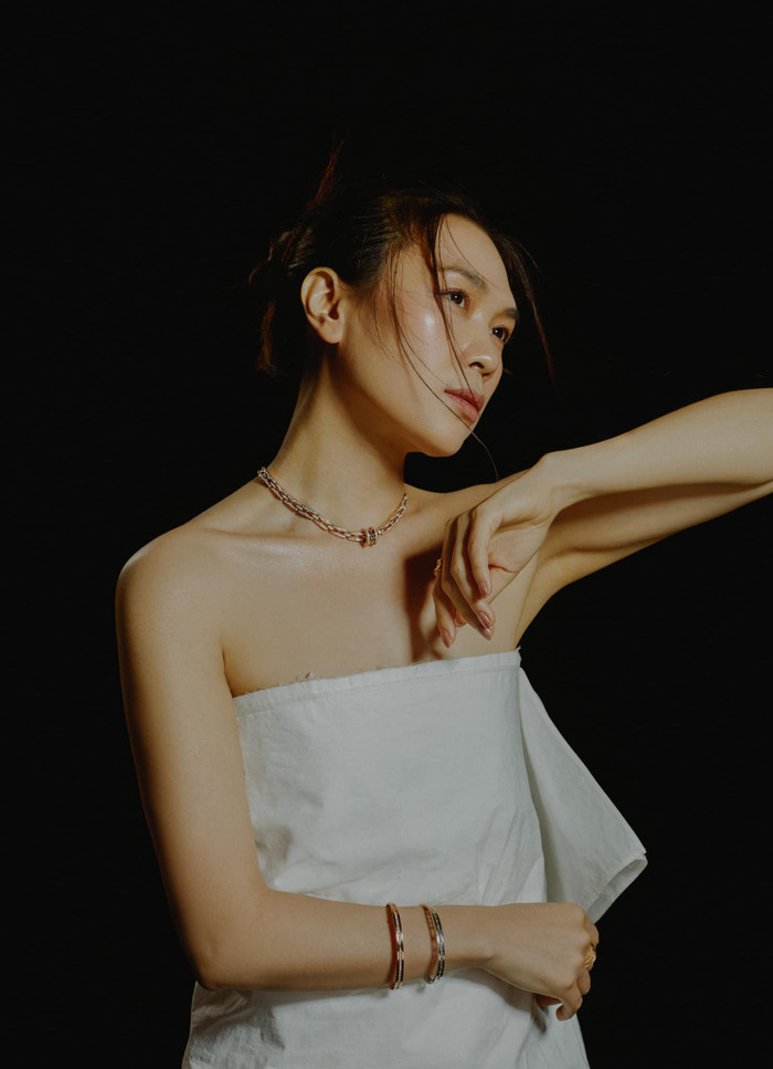 Ngày 27/4, Mỹ Tâm đăng tải bộ hình mới trên trang cá nhân, thu hút sự quan tâm của đông đảo người hâm mộ. Giọng ca Ước gì hoá thân vào tạo hình nhẹ nhàng, thanh lịch nhưng không kém phần quyến rũ.