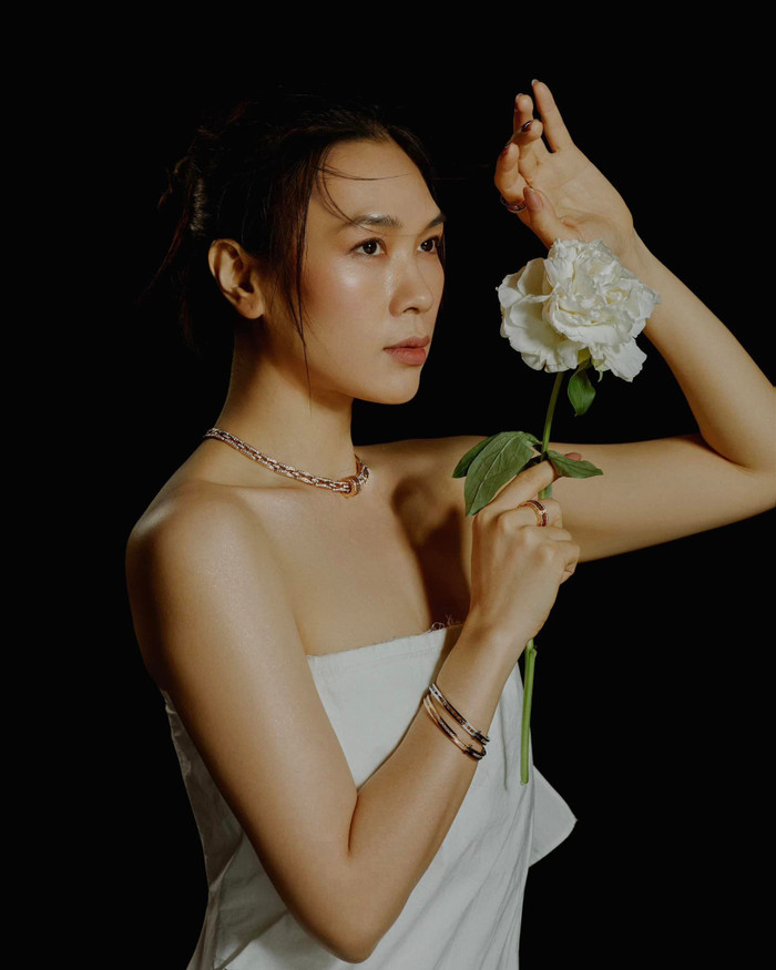 Ở bộ hình này, Mỹ Tâm 'bùng nổ' sắc vóc trẻ trung, có dấu hiệu 'lão hoá ngược' dù đã ngoài 40 tuổi. Nữ ca sĩ gây ấn tượng với gương mặt sở hữu đường nét mềm mại, thanh toát. Đồng thời, Mỹ Tâm khéo léo búi cao tóc gọn gàng, khéo léo tôn lên ưu điểm này.